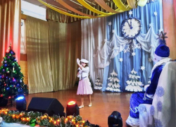 Новогодний концерт со спасением Деда Мороза от злых чар Бабы-Яги устроили в Доме детского творчества в Морозовске