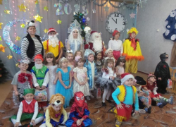 Дед Мороз, Снегурочка и другие сказочные герои поздравили воспитанников детского сада №37 с наступающим Новым годом