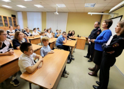 Морозовские полицейские встретились с учениками «полицейского класса»