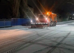 В Морозовске вышли на ночную борьбу со снегом