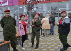 Волонтеры и юнармейцы Морозовского района присоединились к акции "Георгиевская ленточка"