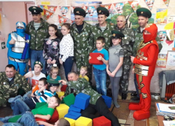 Ветераны-пограничники по-семейному поздравили детей из приюта и пожилых морозовчан