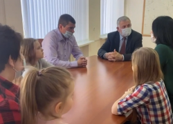 Две многодетные молодые семьи Морозовского района получили сертификаты на приобретение жилья