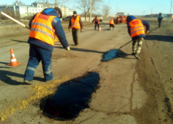 Работы по заделке ям на дорогах Морозовска были начаты с установлением благоприятных погодных условий