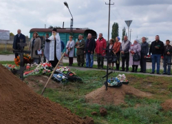 Останки красноармейцев, найденные поисковиками около школы №4, со всеми почестями перезахоронили в Морозовске