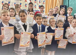 «Папа - моя опора»: в Морозовске дети растрогали зрителей стихами ко Дню отца