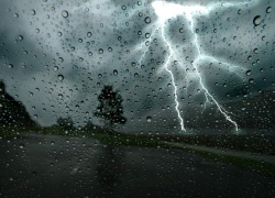 Экстренное предупреждение: ливни, гроза и сильный ветер ожидаются в Ростовской области в ближайшие сутки