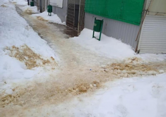 «Работа ведется в плановом режиме»: администрация района рассказала про уборку снега на территории рынка 