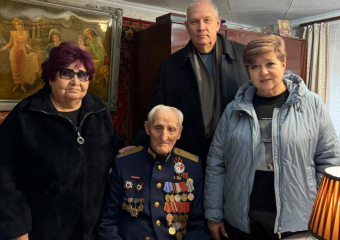 Ветерана ВОВ из Морозовска поздравили с наступающим Новым годом 