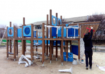 В Морозовске завершается установка новых игровых площадок