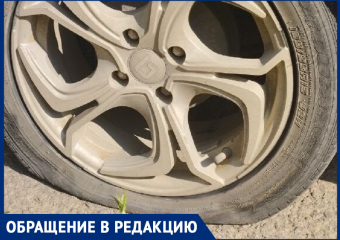 Баллоны просто взорвались: По дороге в хутор Александров морозовчанка потеряла сразу два колеса из-за ям на дороге