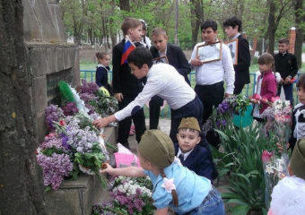 Театрализованный митинг «Честь павшим отдаем» провели в хуторе Старо-Петровском на кануне празднования Дня Победы