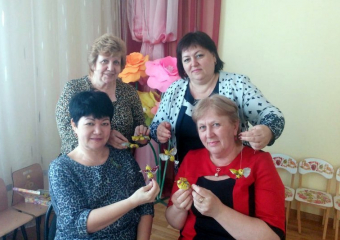 Педагоги в Морозовске уселись за «парты» и учились сами мастерить птиц