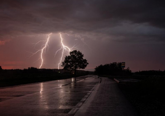 Экстренное предупреждение: местами по Ростовской области ожидаются ливни с грозами
