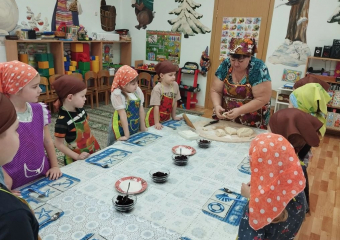 Рогалики вместо гаджетов: как в детском саду Ростовской области детей приучают к традициям с самого детства