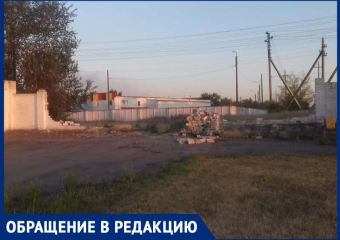 Так от стадиона одни кушери и останутся! - морозовчанку возмутило, что стену стадиона кто-то разбирает по кирпичику