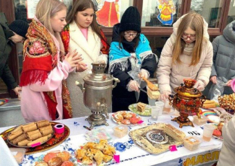 Скоморохи, блины и сожжение чучела: в гимназии №5 прошла «Широкая масленица» 