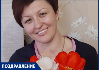 Татьяну Никулину с Днем рождения поздравил коллектив магазина "Бригантина"