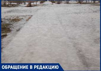 Вода и лёд: десятки морозовчан с утра в понедельник падали и возмущались
