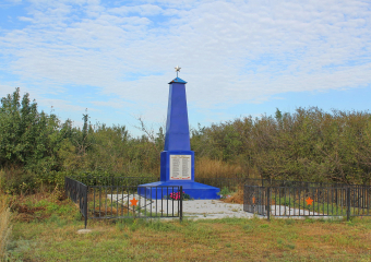 Над братской могилой в хуторе Покровском ещё в 1991 году шествовали ученики начальной школы