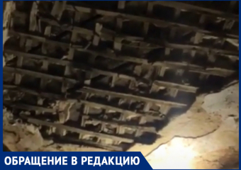 Потолок обвалился и чуть не задел моего мужа, - жительница дома №64 на улице Истомина в Морозовске