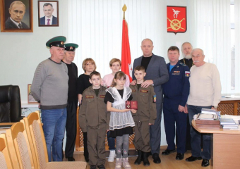 Орден мужества погибшего военнослужащего вручили в руки вдовы