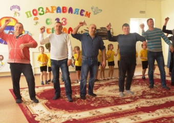 Интересные и веселые конкурсы к 23 февраля подготовили для пап в детском саду "Сказка"  Морозовска