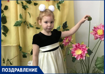 Викторию Леонову с Днем рождения поздравила крестная