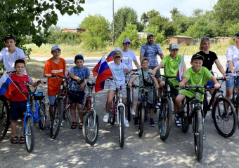 Соревнование «Папа, мама, я - спортивная семья» и велопробег: День семьи, любви и верности участники «Движения первых» в Морозовске отметили активно