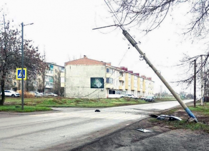 ДТП оставило улицу Пламя Революции без движения: опора освещения снесена