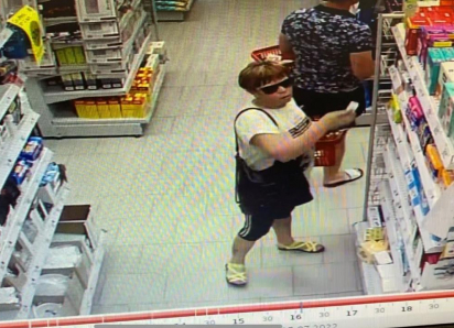 Помогите полиции найти женщину, подозреваемую в хищении товара из супермаркета в Морозовске