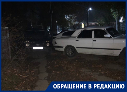 «По тротуару не пройти»: мама из Морозовска пожаловалась на хаос с парковкой на улице Карла Маркса