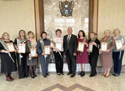 «Без вас система не работает»: глава Морозовского района наградил лучших сотрудников администрации