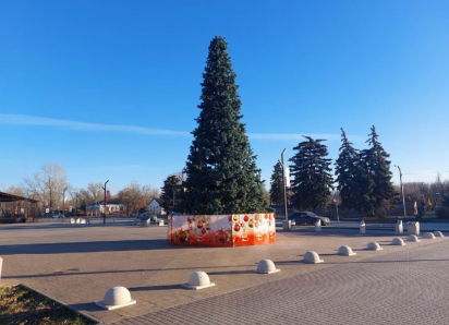 Ёлка на месте, праздник близко: Морозовск готовится засиять к Новому году