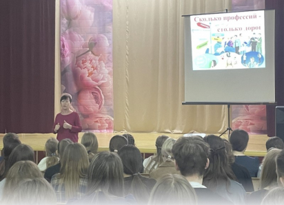 Летчик и филолог показали школьникам Морозовска два совершенно разных пути к успеху