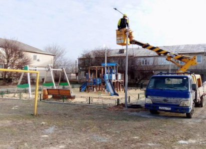 Детские игровые площадки осветили в Морозовске