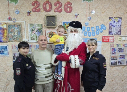 Полиция Морозовска превратила служебный визит в новогоднее чудо