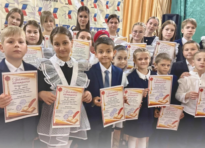 «Папа - моя опора»: в Морозовске дети растрогали зрителей стихами ко Дню отца