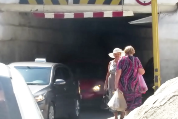 Живем в атомный век, а ходим по канализациям – опасный тоннель в центре Морозовска возмущает пешеходов