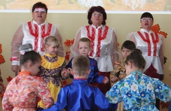 Казачьими танцами и «джигитовкой» отметили праздник Покрова «Звёздочки» в Морозовске