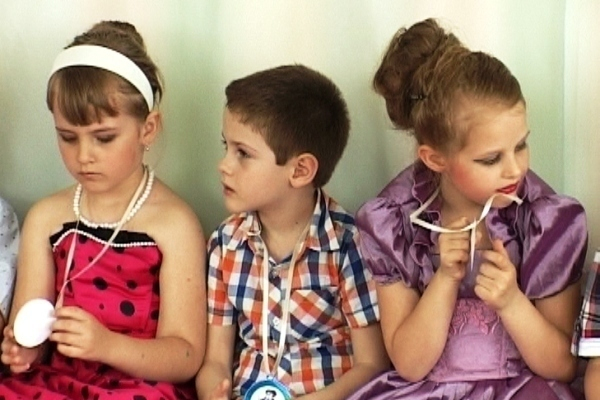 Детсадовцы из Морозовска устроили вечеринку «Стиляги»