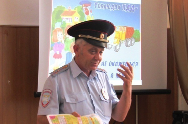 Инспектор на примере ДТП со школьницей в Морозовске объяснил детям «велосипедные» хитрости