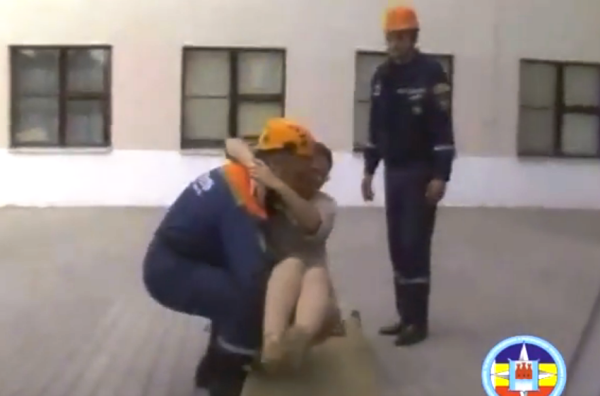 Видео зрелищных учений спасателей в гимназии №5 Морозовска появилось в Сети