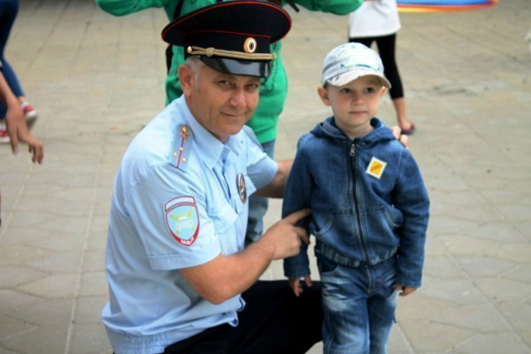 Светоотражающие значки раздал детям в Морозовске сотрудник ГИБДД