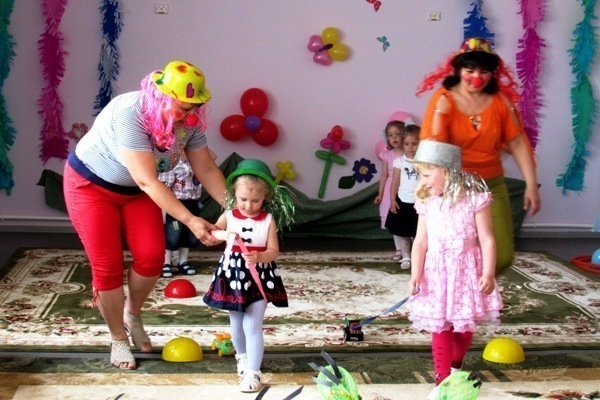 Клоуны и Мальвина играли в малышами в детском саду в Морозовске