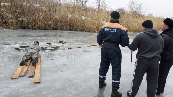 Морозовчане, не выходите на лед: в Тацинском районе утонул очередной любитель зимней рыбалки