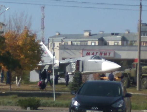 Настоящий самолет установили в качестве памятника рядом с Домом офицеров в Морозовск