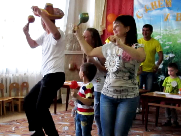 Национальные танцы исполнили участники праздника ко Дню семьи и попали на видео в детском саду Морозовска