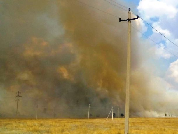 Огромный ландшафтный пожар на окраине Морозовска повредил могилы