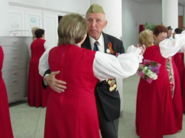 Появилось видео с танцевавшими на День Победы ветеранами в Морозовске